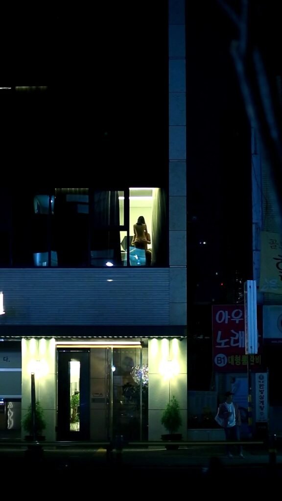 호텔 창문으로 보여주는 커플