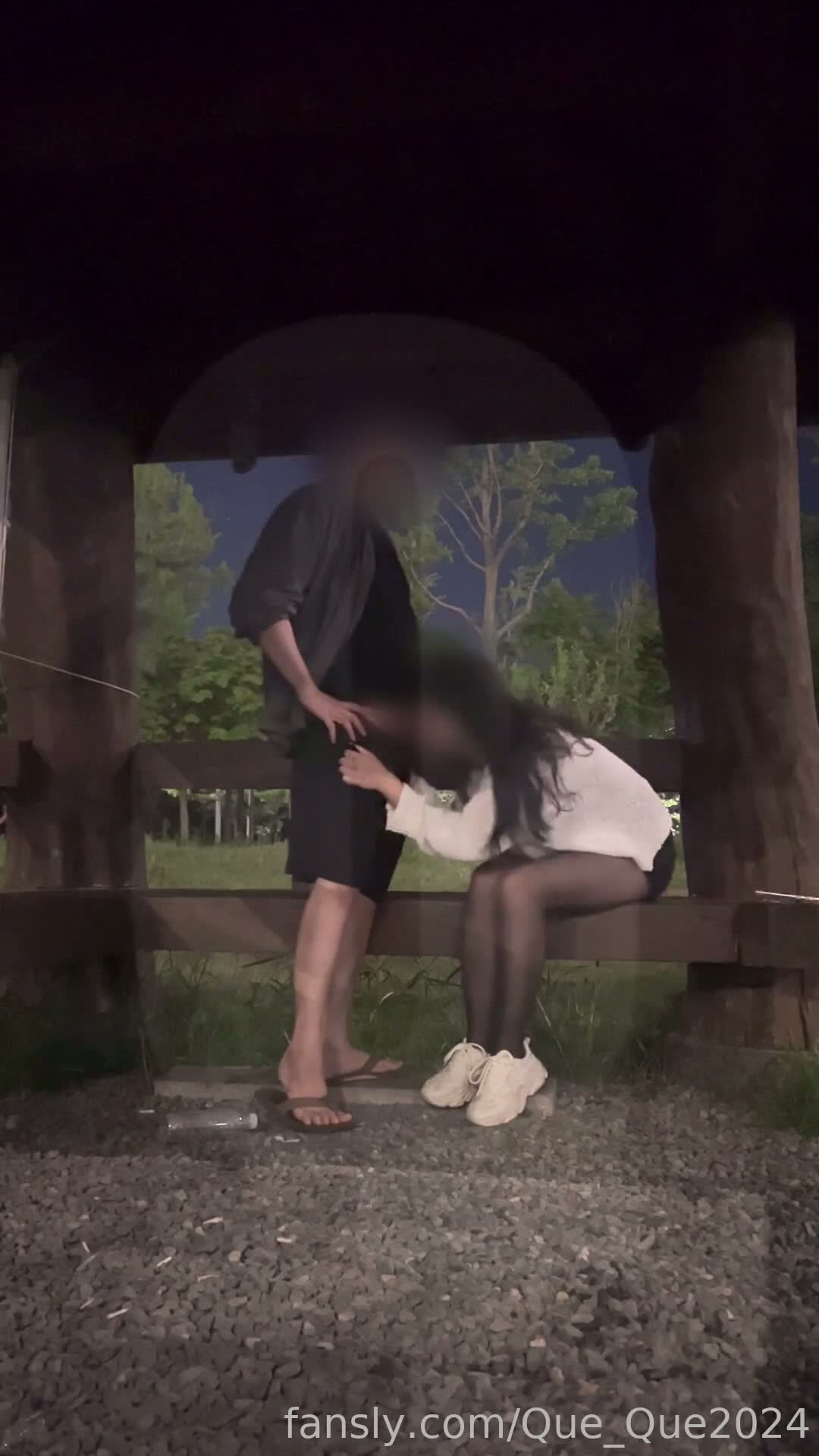 공원 정자에서 스릴감 넘치는 야노
