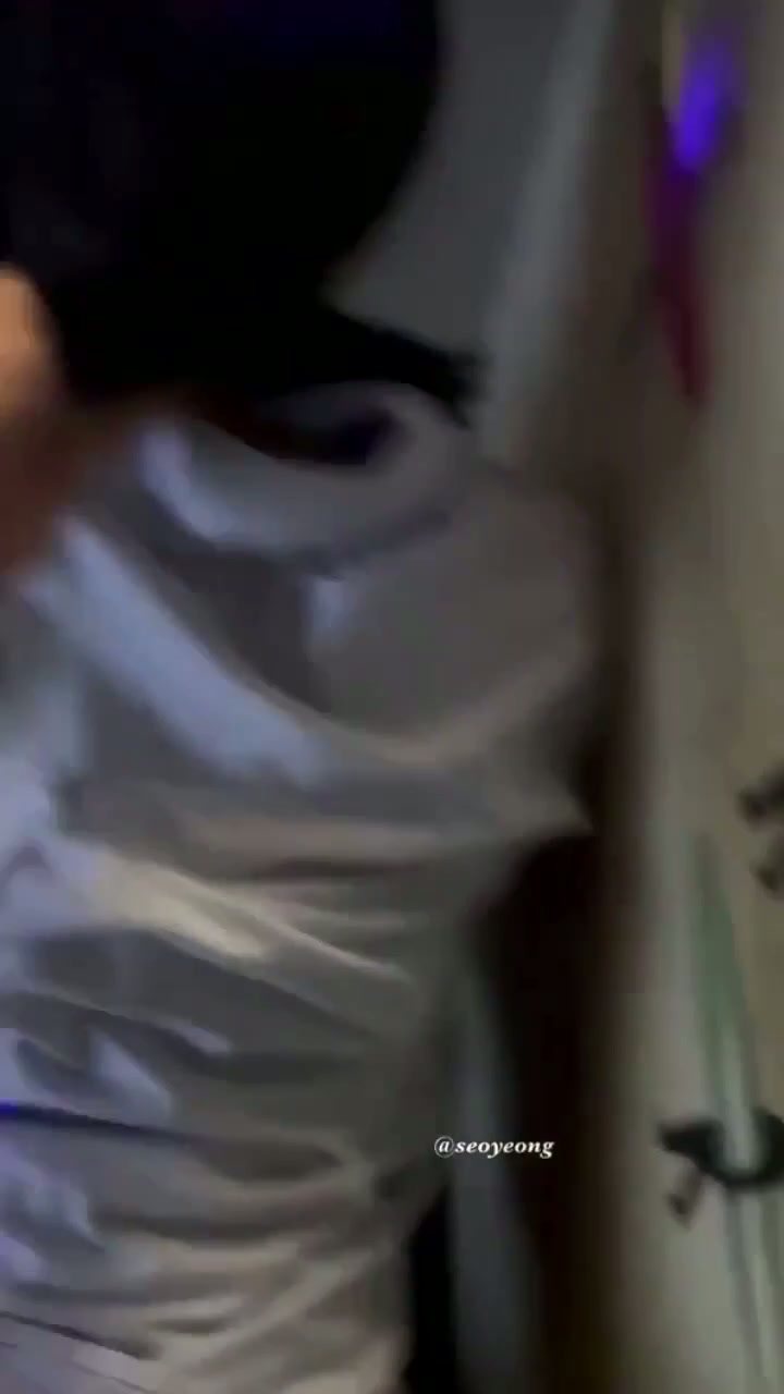 새벽에 코노에서 자위하가 걸려서 따먹힘