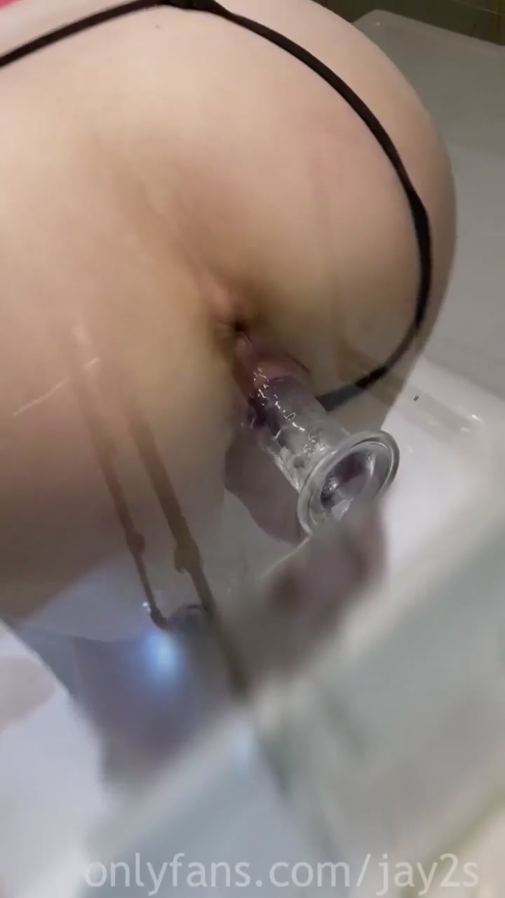 꽉꽉 물어대는 뒷보지살 투명창 근접촬영