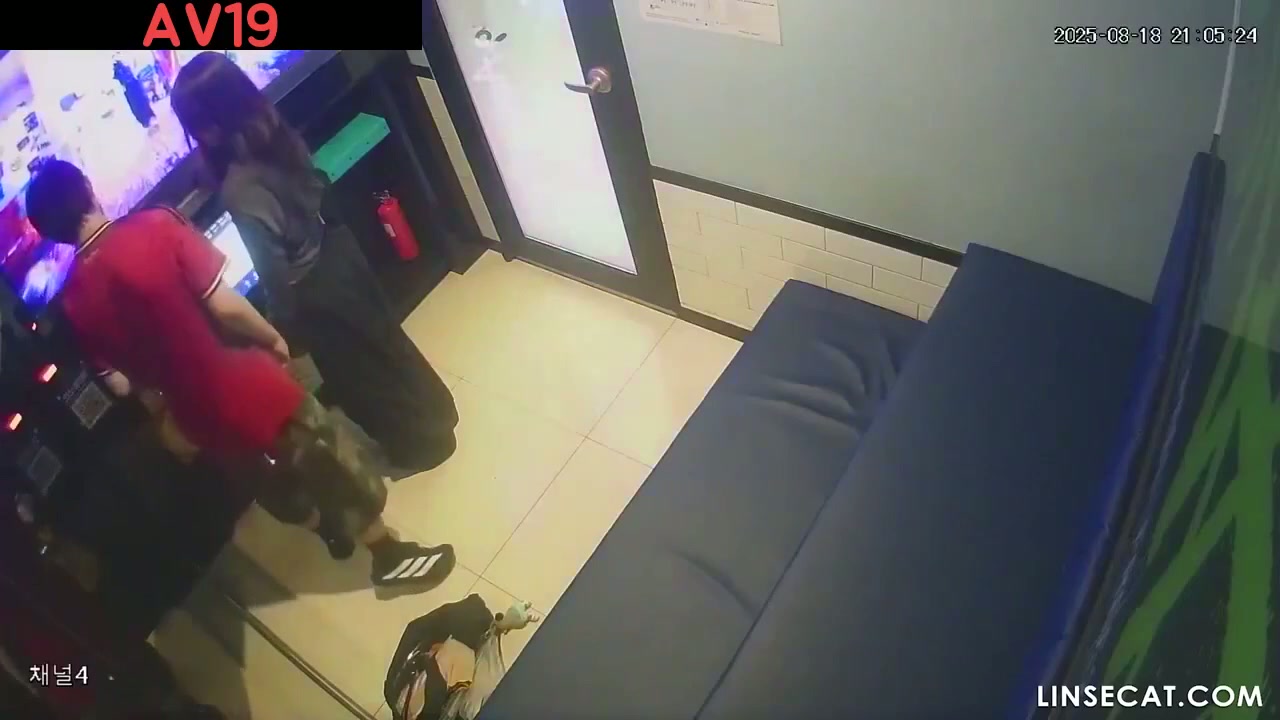 [신작] 여자친구는 크롭탑을 입고 있었고, 그는 손가락으로 그녀를 오르가즘에 이르게 했다. 여자친구는 또한 …